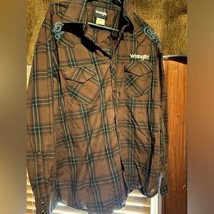 Men’s Wrangler pearl snap long sleeve shirt